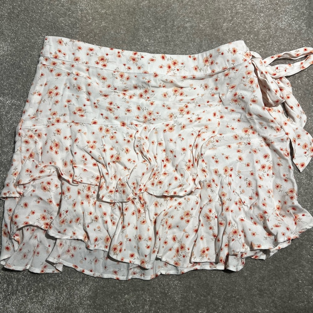 Forever 21 white floral mini skirt size medium